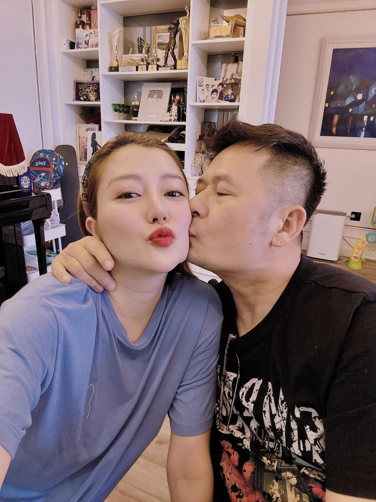 Bằng Kiều tình cảm bên vợ trẻ.