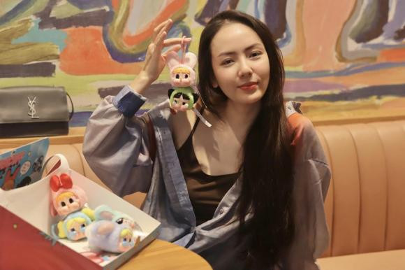 Ca sĩ Phương Linh chia sẻ niềm vui nhỏ: "Dậy soạn vali đi công tác. Ai ngủ dậy nhìn thấy túi này sẽ có một ngày khoẻ mạnh tốt tươi!".