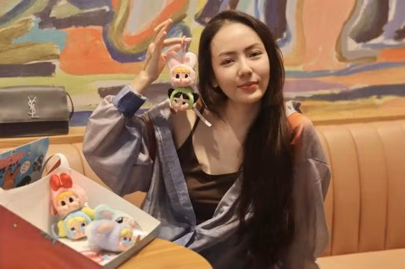 Ca sĩ Phương Linh chia sẻ niềm vui nhỏ: "Dậy soạn vali đi công tác. Ai ngủ dậy nhìn thấy túi này sẽ có một ngày khoẻ mạnh tốt tươi!".