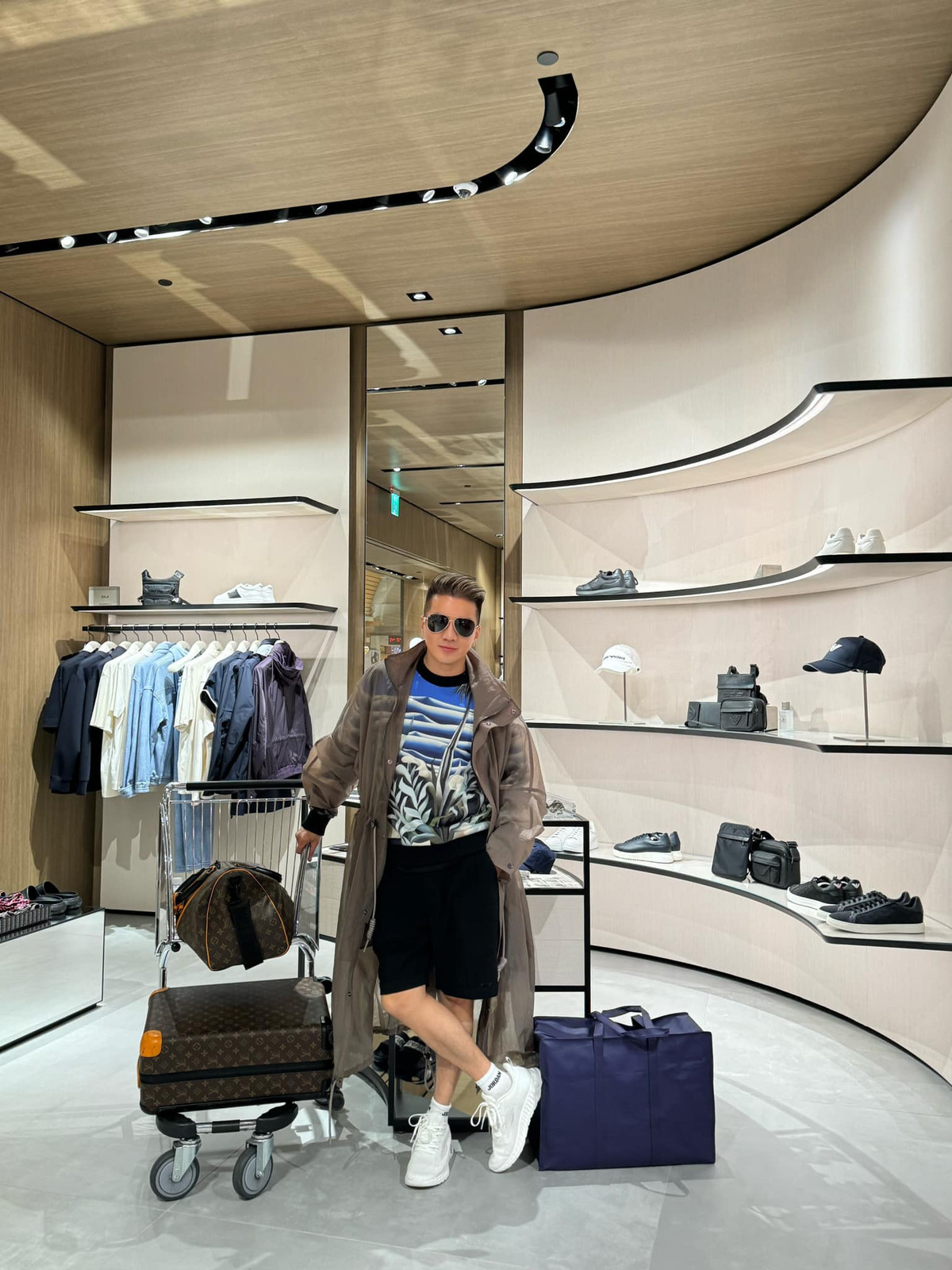 Dam Vinh Hung bi ket o san bay, Thanh Hang goi cam