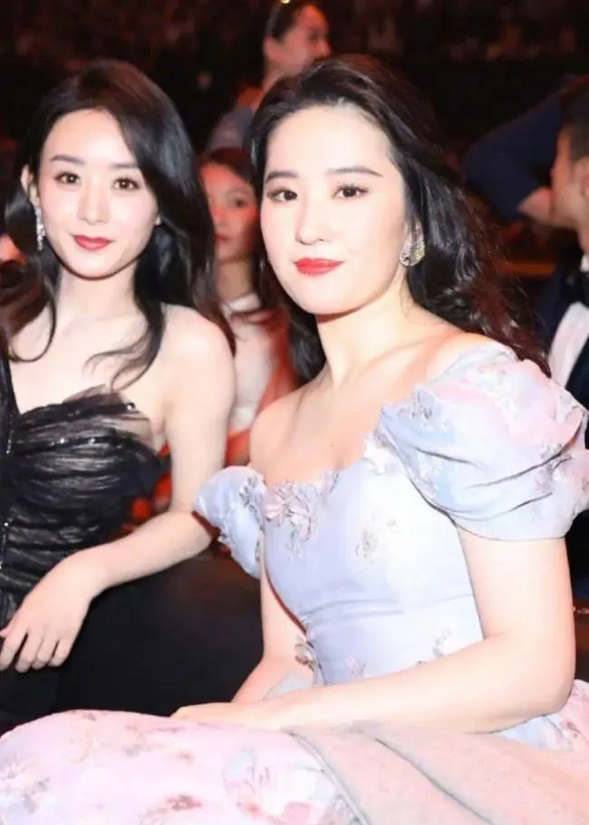 Đặc biệt vóc dáng mũm mĩm của Lưu Diệc Phi lại càng rõ nét khi cô ngồi cạnh các sao nữ mình hạc xương mai. (Ảnh: Sina)