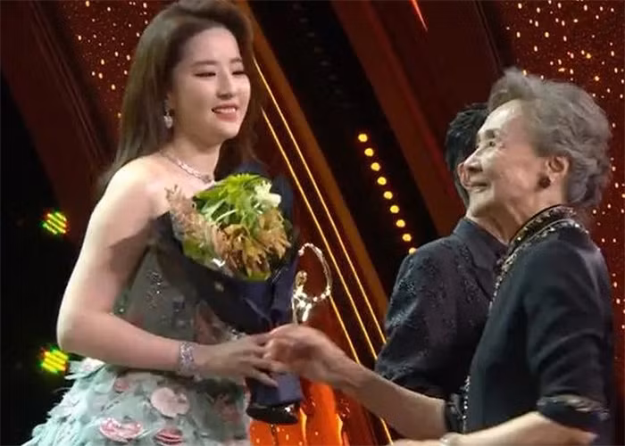 Trước đó, khi xuất hiện tại sự kiện Đêm hội Weibo 2022 tổ chức tại Thượng Hải, nữ diễn viên sinh năm 1987 gây chú ý khi để lộ bắp tay lực lưỡng. (Ảnh: Ifeng)