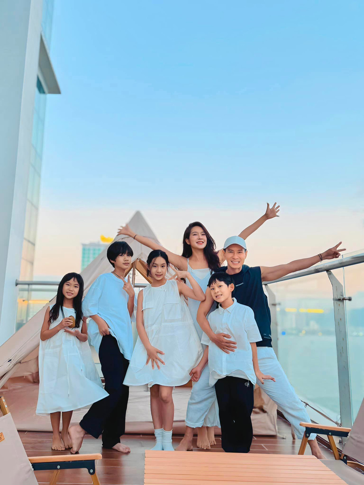 Tuy khoảng cách tuổi tác khá lớn, nhưng cặp đôi đã xây dựng một gia đình hạnh phúc, êm ấm với 6 thành viên.