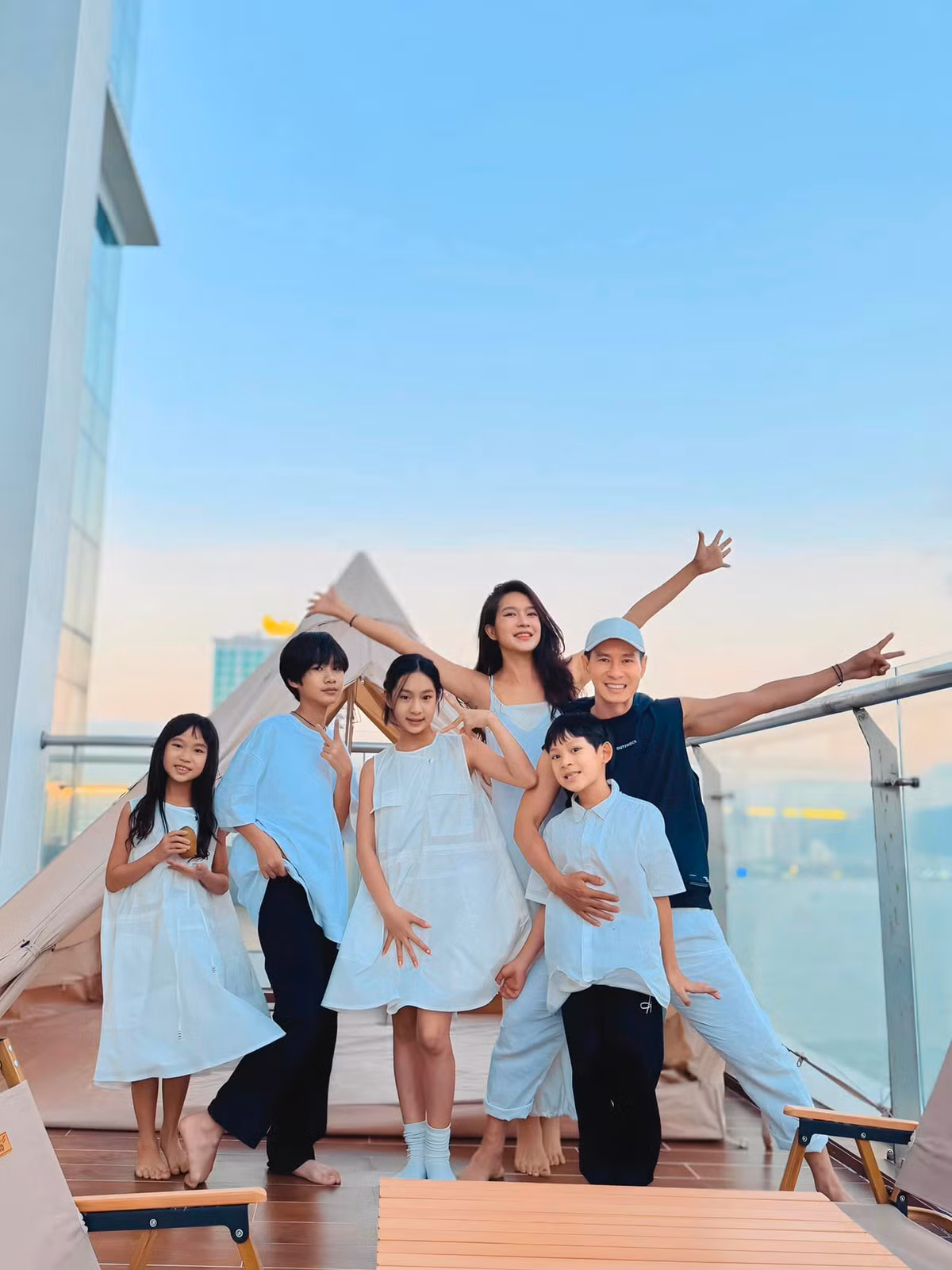 Tuy khoảng cách tuổi tác khá lớn, nhưng cặp đôi đã xây dựng một gia đình hạnh phúc, êm ấm với 6 thành viên.