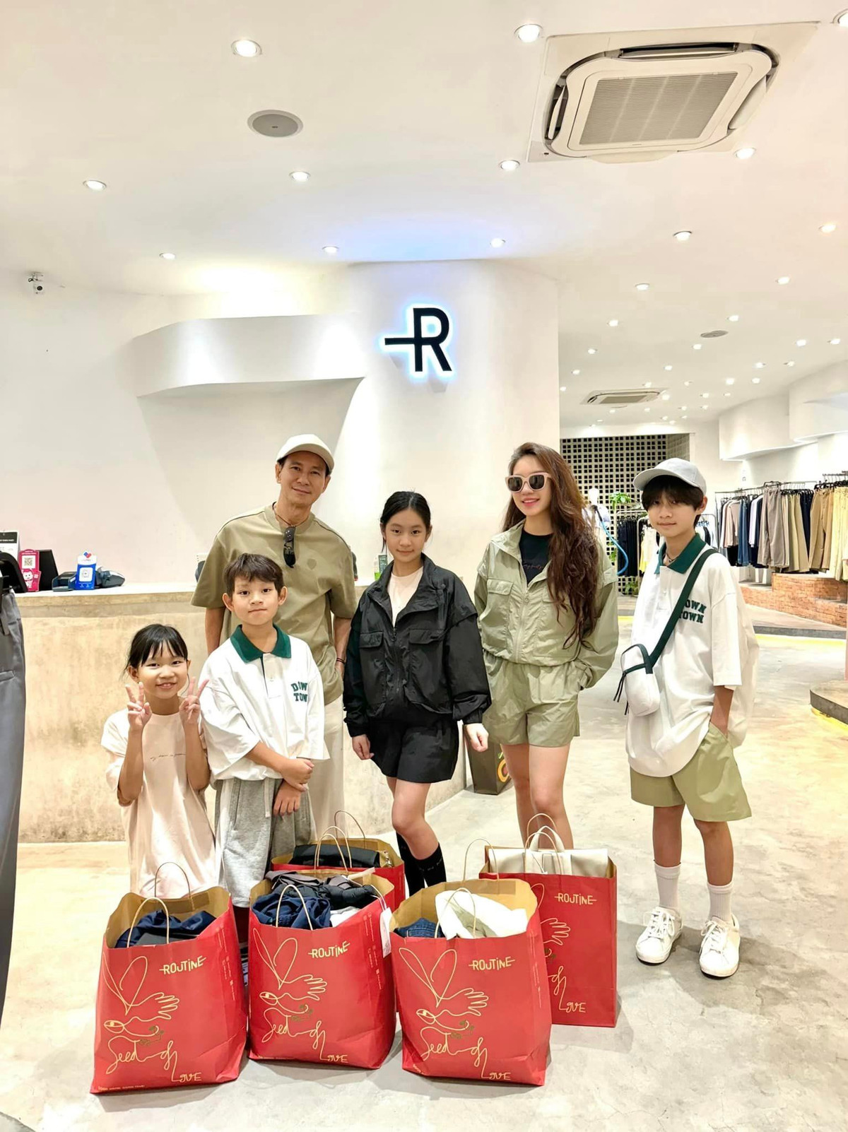 Cặp đôi gặp nhau lần đầu vào năm 2002, từ những thiện cảm ban đầu tình yêu của cặp đôi lệch tuổi dần nảy nở theo cách nhẹ nhàng nhất.