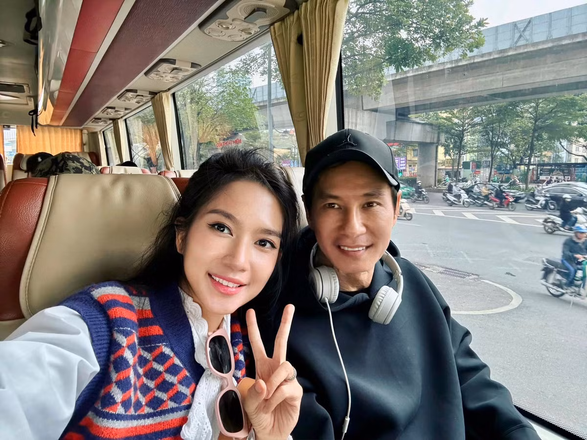 Dù đã có 4 người con, nhưng Lý Hải vẫn luôn dành những cử chỉ lãng mạn và ngọt ngào cho vợ, khiến cho tình yêu của họ luôn tươi mới.