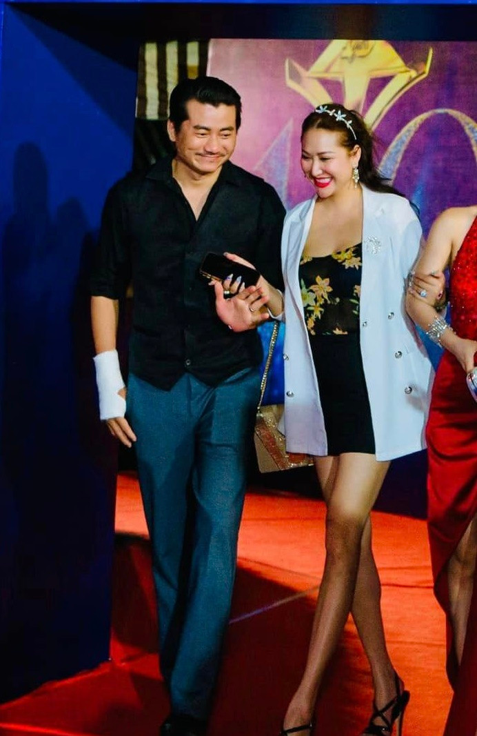 Được biết, Andy Hoàng quen biết Phi Thanh Vân từ năm 2000 rồi "trồng cây si" cô từ đó. Gặp lại nhau sau khi cả hai đã từng trải qua cuộc hôn nhân dang dở và đều có con trai riêng, nam diễn viên quyết theo đuổi mối tình đơn phương ngày nào.