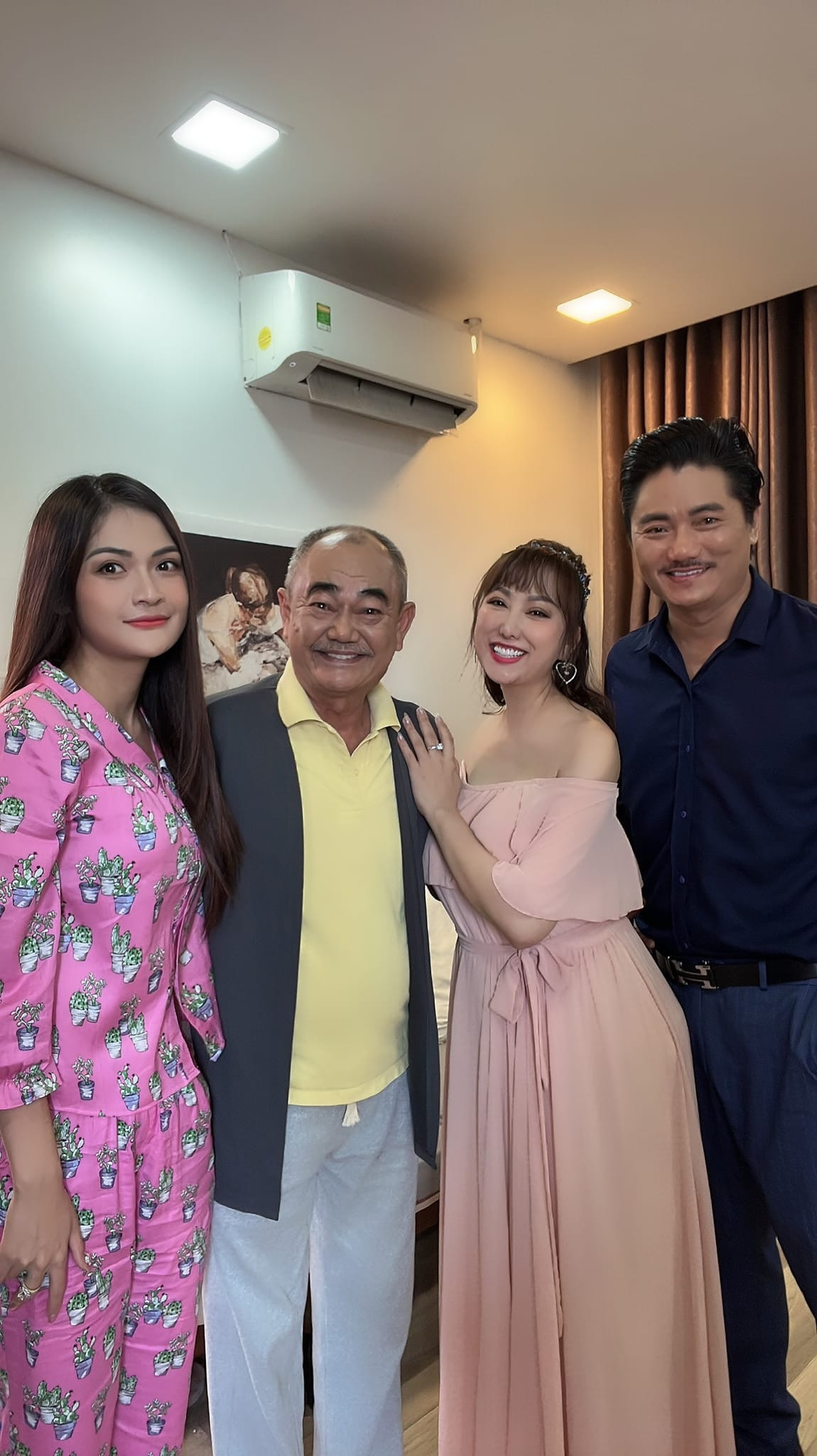 Về phía nữ diễn viên "Cô gái xấu xí", cô công khai "dính như sam" bên Andy Hoàng. Cả hai đang đóng vai trò là diễn viên kiêm nhà sản xuất cho một số bộ phim web drama của Phi Thanh Vân. Ảnh: Andy Hoàng và Phi Thanh Vân chụp cùng NSND Việt Anh ở hậu trường phim.