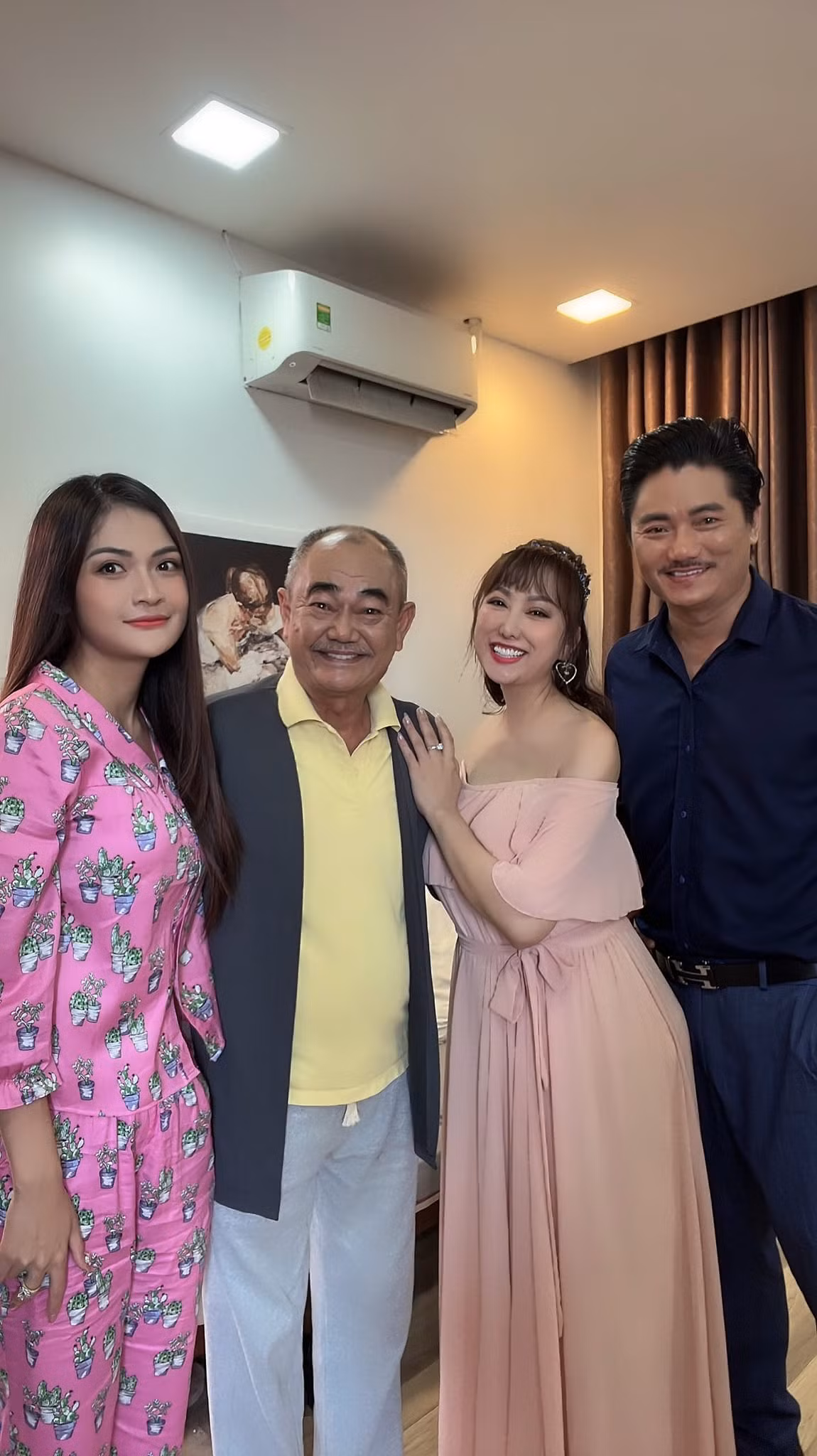 Về phía nữ diễn viên "Cô gái xấu xí", cô công khai "dính như sam" bên Andy Hoàng. Cả hai đang đóng vai trò là diễn viên kiêm nhà sản xuất cho một số bộ phim web drama của Phi Thanh Vân. Ảnh: Andy Hoàng và Phi Thanh Vân chụp cùng NSND Việt Anh ở hậu trường phim.