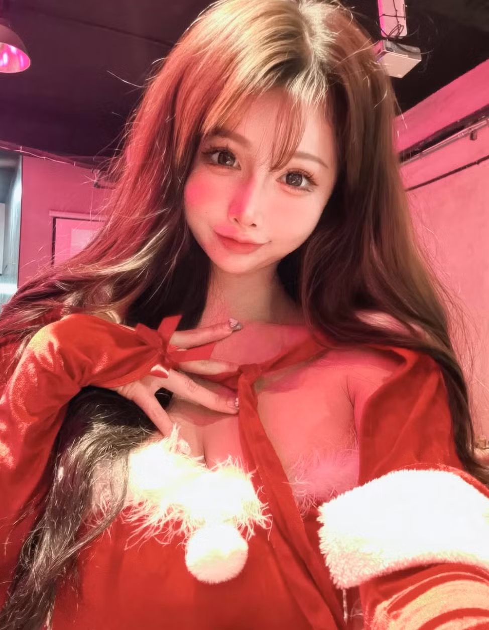 Ngải Phi đã nổi danh ở công ty người mẫu JKF, đồng thời là một trong những mỹ nhân gợi cảm nổi tiếng trên mạng xã hội.