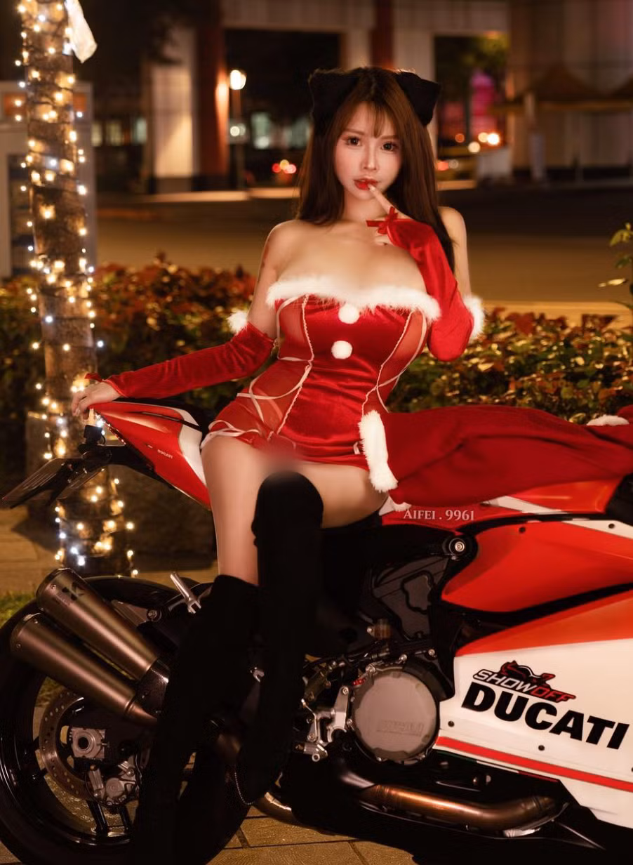 Chụp ảnh bên xe phân khối lớn, hot girl Đài Loan này còn tạo dáng nóng bỏng.