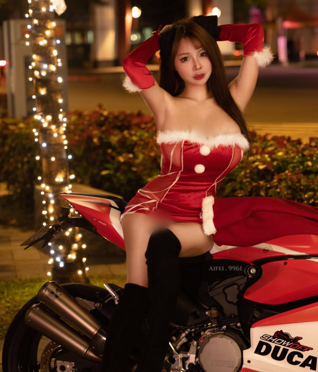 Sở thích chơi xe phân khối lớn cũng khiến Ngải Phi trở nên nổi bật giữa cả rừng hot girl gợi cảm.