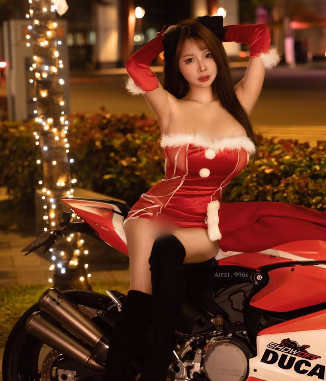 Sở thích chơi xe phân khối lớn cũng khiến Ngải Phi trở nên nổi bật giữa cả rừng hot girl gợi cảm.