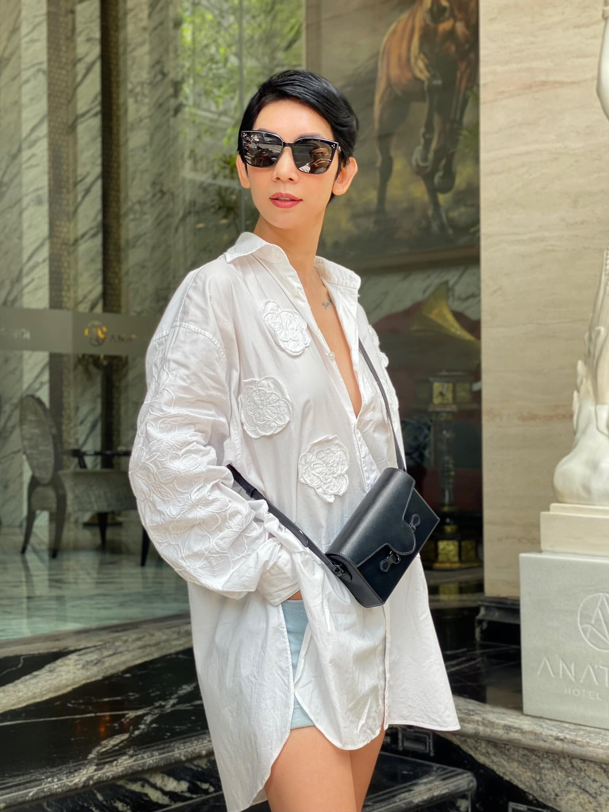 Thành công trong sự nghiệp nhưng chuyện tình cảm của Xuân Lan lại khá sóng gió. Cô từng chia sẻ mình đã có 7 năm yêu một người đồng tính nam. Siêu mẫu sinh năm 1978 cho rằng, thời điểm ấy cô yêu bằng trái tim ngờ nghệch, không biết gì. Khi vừa tốt nghiệp phổ thông trung học xong là Xuân Lan đi làm người mẫu, sau đó quen bạn trai ấy ở dưới quê lên và làm ca sĩ. Ở cái tuổi mới lớn và thời điểm các phương tiện thông tin chưa phát triển như bây giờ, nữ siêu mẫu đã bị tiếng sét ái tình khi ngưỡng mộ anh chàng ca sĩ tóc vàng, hát hay và nổi bật trên sân khấu. Ảnh: FB Xuân Lan