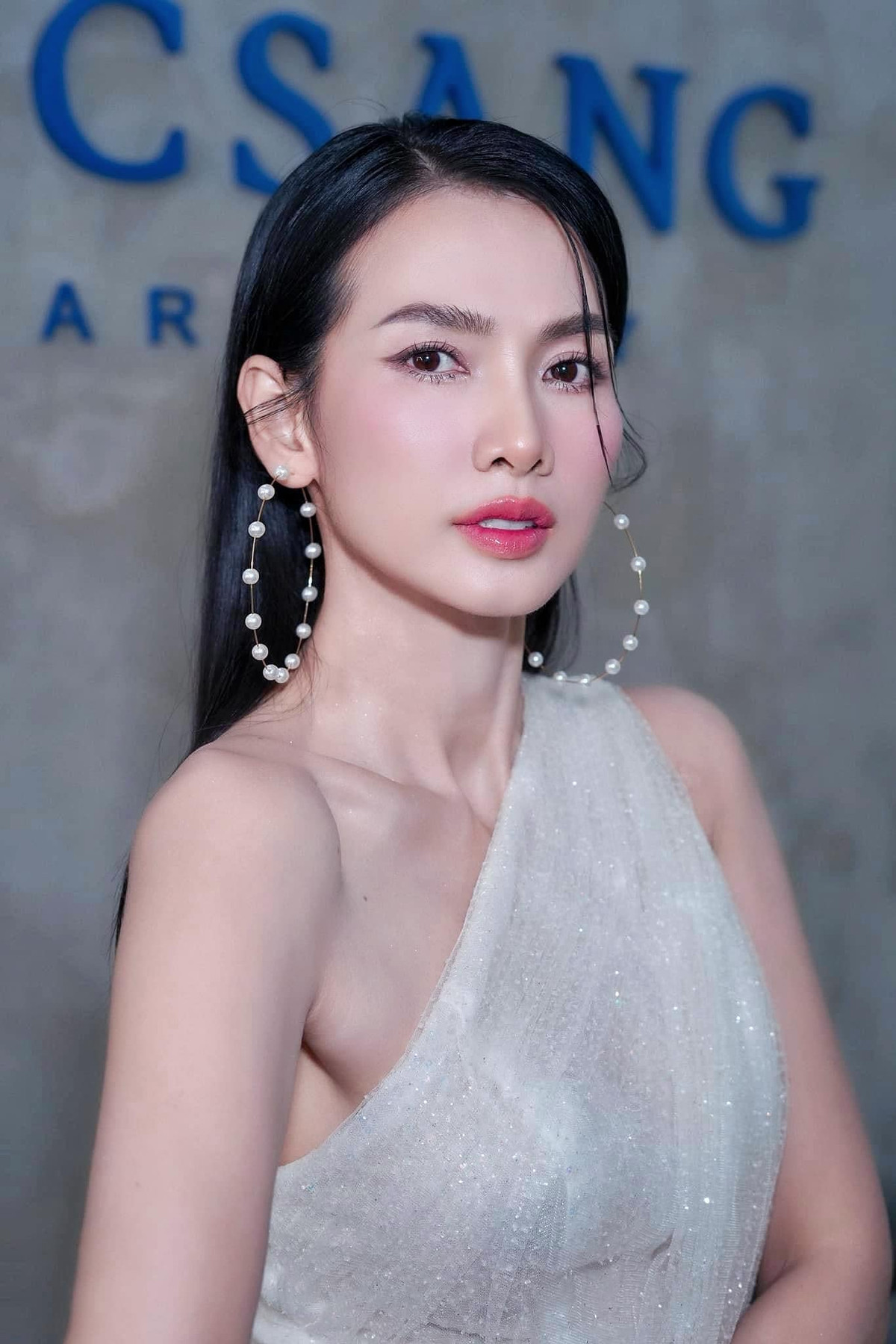 "Chỉ là tìm hiểu, mọi thứ có thể thay đổi, không lẽ mỗi lần yêu lại công bố, chia tay lại công bố thì tôi thấy rất phiền phức. Nên mọi thứ tôi muốn để riêng tư. Khi nào tôi có xác định lâu dài thì sẽ công bố", Anh Thư chia sẻ. Ảnh: FB Anh Thư