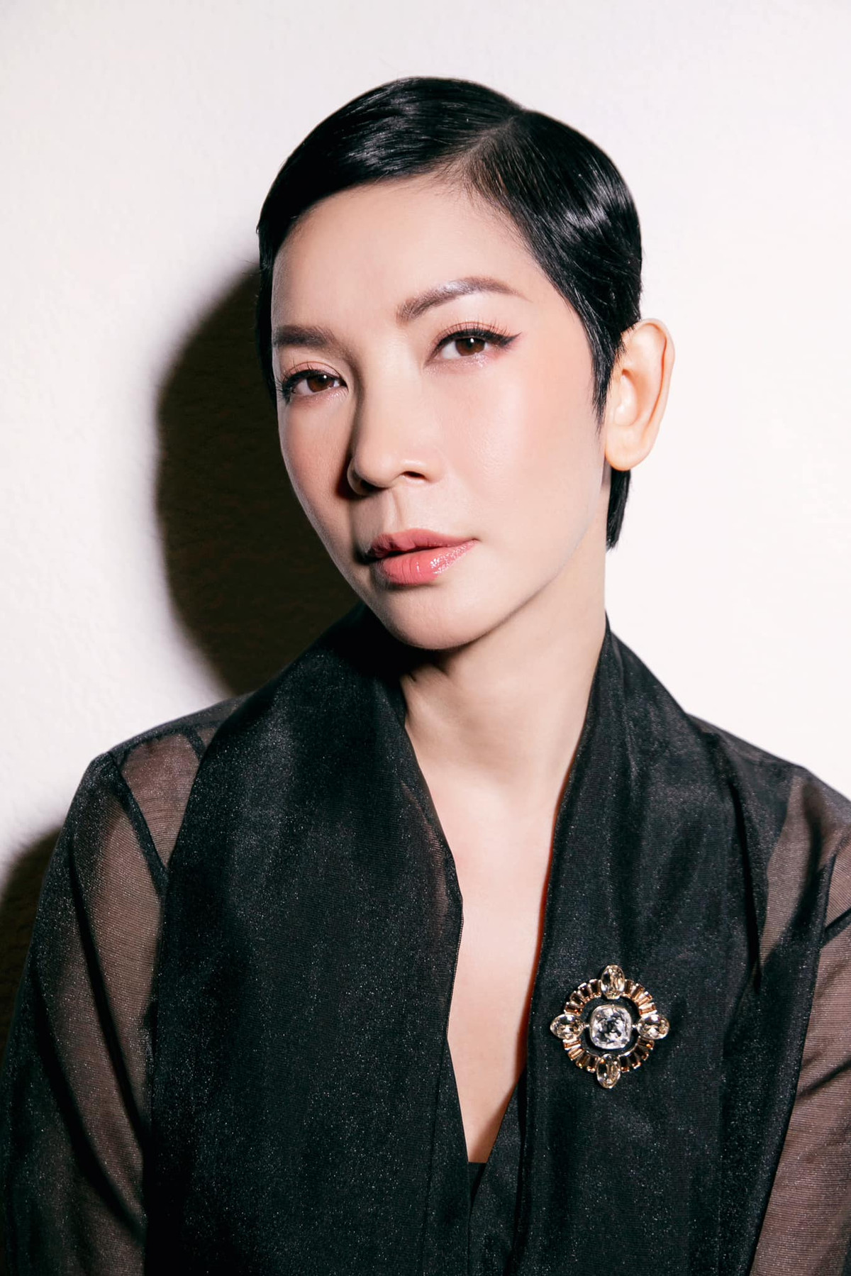 Không chịu kém cạnh, Xuân Lan liền viết thẳng tên Anh Thư trên trang cá nhân: "Gửi Anh Thư: Đồng bào cần tấm lòng, tiền có thể ít, thậm chí là không có cũng được, nhưng đừng đem nỗi đau của họ ra làm nền để tạo phông bạt. Họ cần giúp đỡ đúng nơi, đúng cách, không cần những thứ giả tạo làm màu. Nhất là những người gắn mác nghệ sĩ thì cần phải cẩn trọng hơn ai hết. Vô tình những nghệ sĩ chân chính hết lòng vì bà con lại bị nắm chung lại với mấy bạn thiếu lương tâm này!". Ảnh: FB Xuân Lan