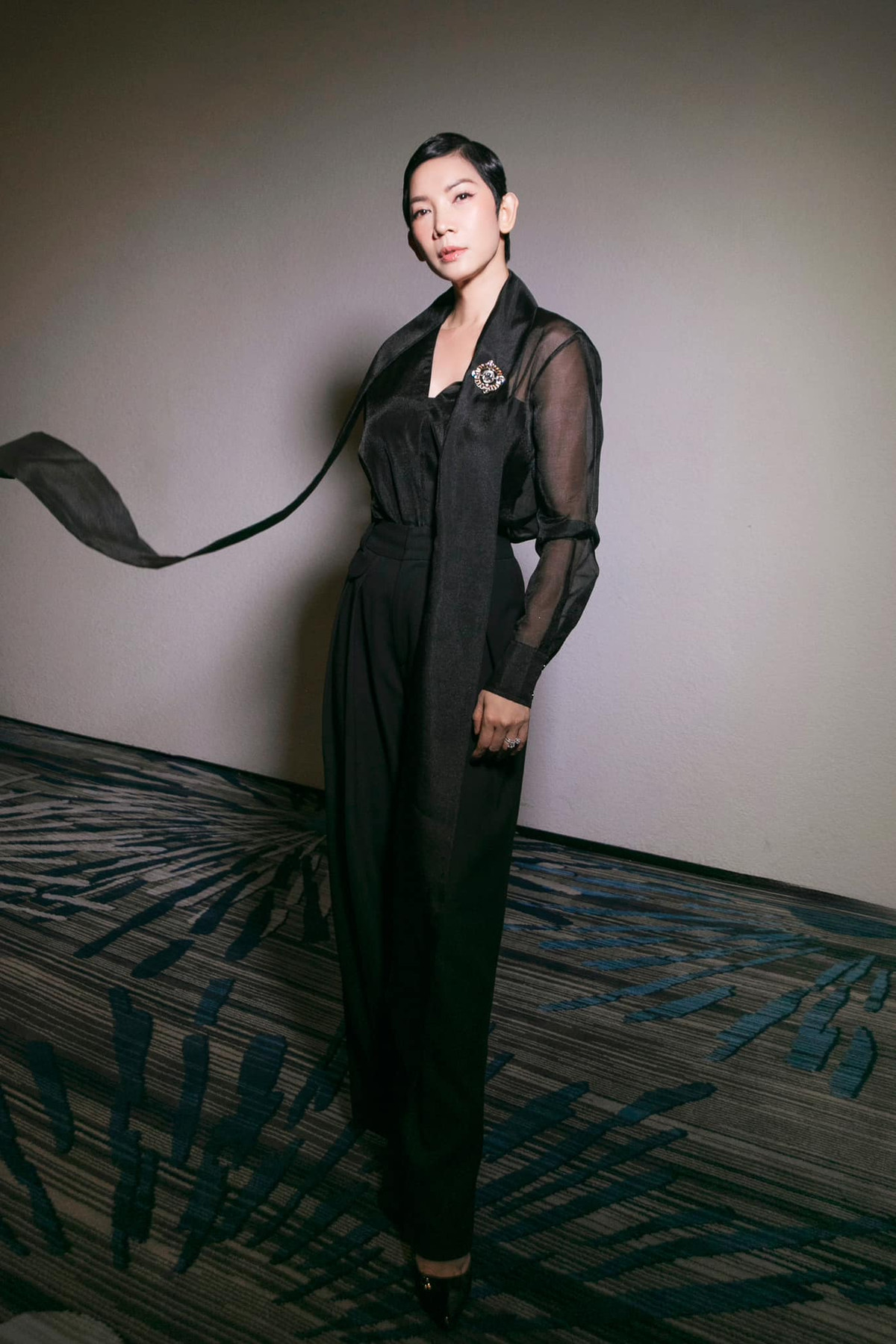 "Mà cũng hãy dùng trái tim để thấu hiểu nỗi đau của những người tan hoang sau bão lũ. Chứ đừng đứng trong ánh hào quang mà bố thí vài thùng mì với chiếc áo sĩ diện nhân danh từ thiện", Xuân Lan gay gắt. Ảnh: FB Xuân Lan