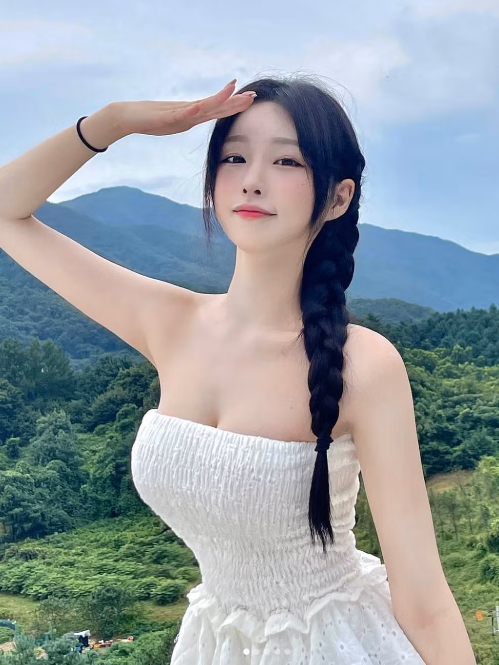 Hoặc đôi khi, cô nàng lại chọn những chiếc váy trễ nải, khoe trọn tấm lưng trần gợi cảm.