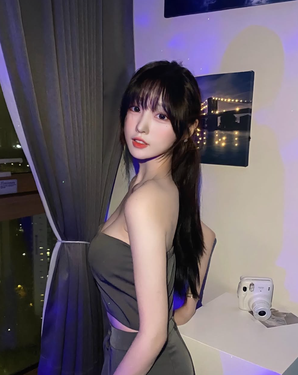 Nếu gương mặt của chân dài có nét ngây thơ thì thân hình lại vô cùng nóng bỏng. Ảnh: IGNV