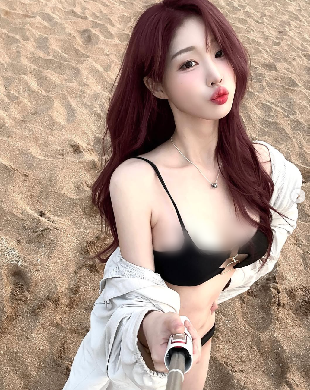 Có thể bắt gặp cô nàng xuất hiện với những chiếc áo crop top trễ nải kết hợp cùng quần jeans cạp cao, tạo nên vẻ ngoài năng động, trẻ trung.