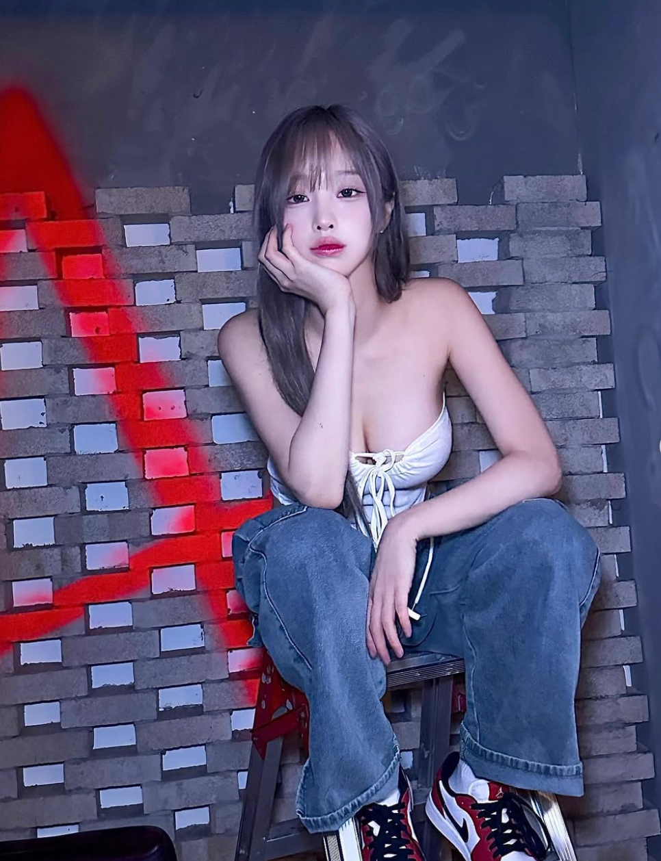 Woo Han Kyung còn rất khéo léo kết hợp chúng với những item khác nhau để tạo nên các set đồ đa dạng.