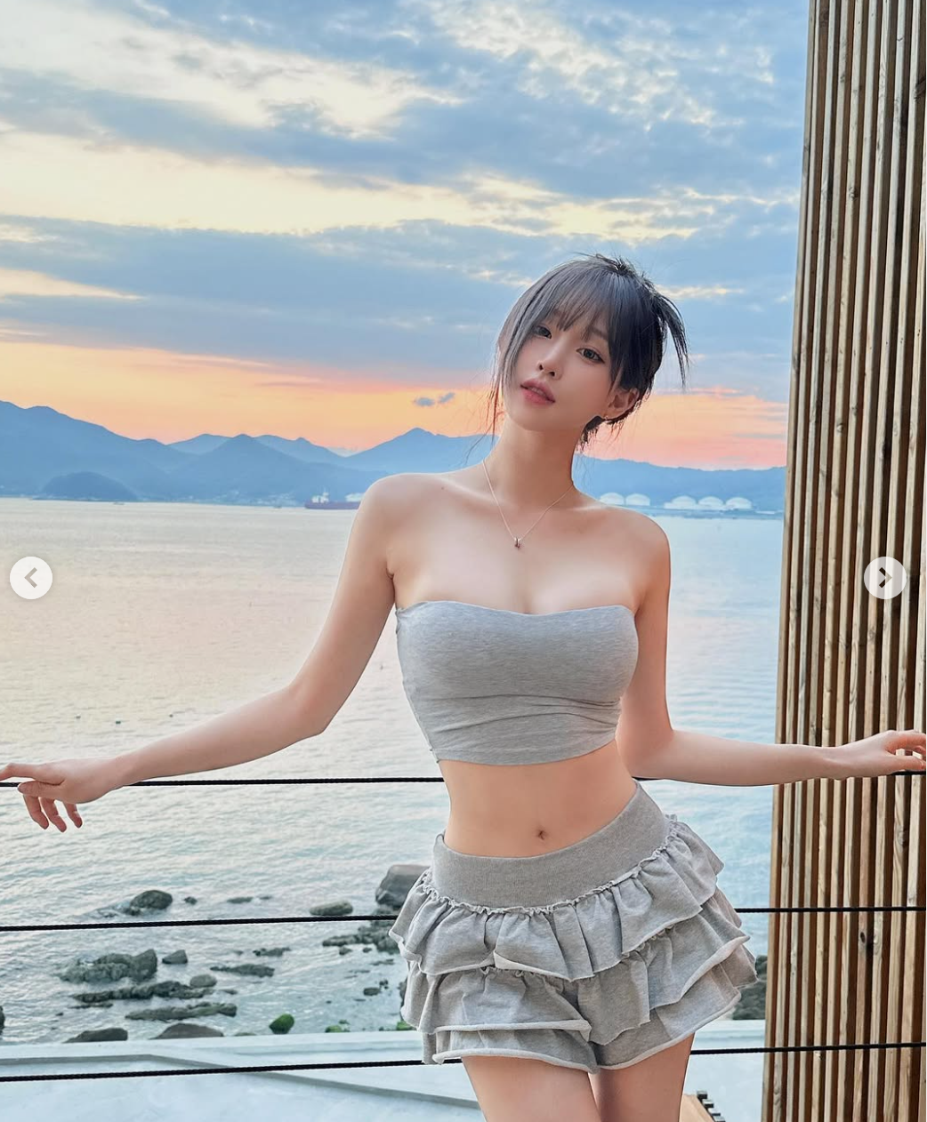 Những chiếc áo này giúp Woo Han Kyung trở nên quyến rũ hơn.