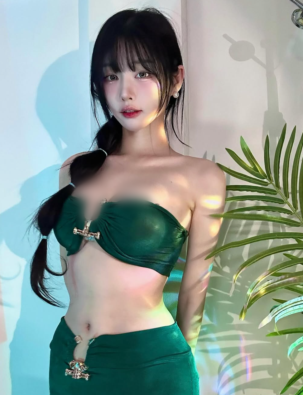 Một trong những điểm thu hút của Woo Han Kyung chính là việc cô nàng rất yêu thích áo trễ nải.