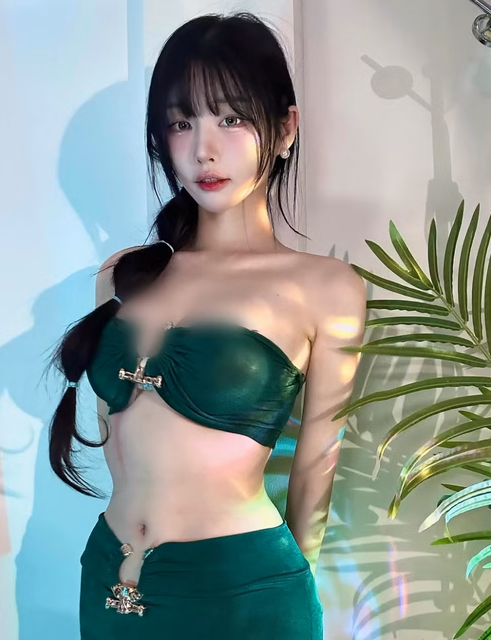 Một trong những điểm thu hút của Woo Han Kyung chính là việc cô nàng rất yêu thích áo trễ nải.