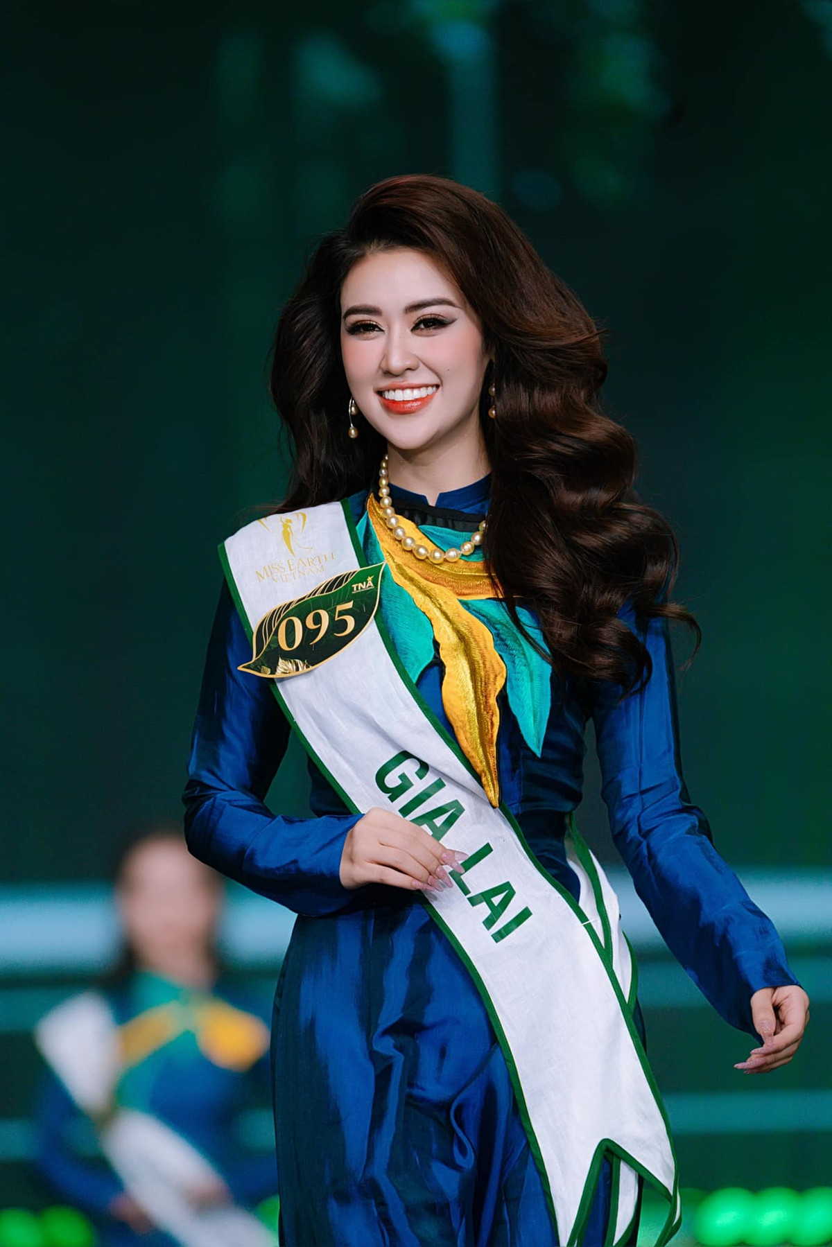 Quyên Qui từng tham gia cuộc thi Miss Earth 2023, lọt vào top 11 chung cuộc và đạt giải "Người đẹp được yêu thích nhất".