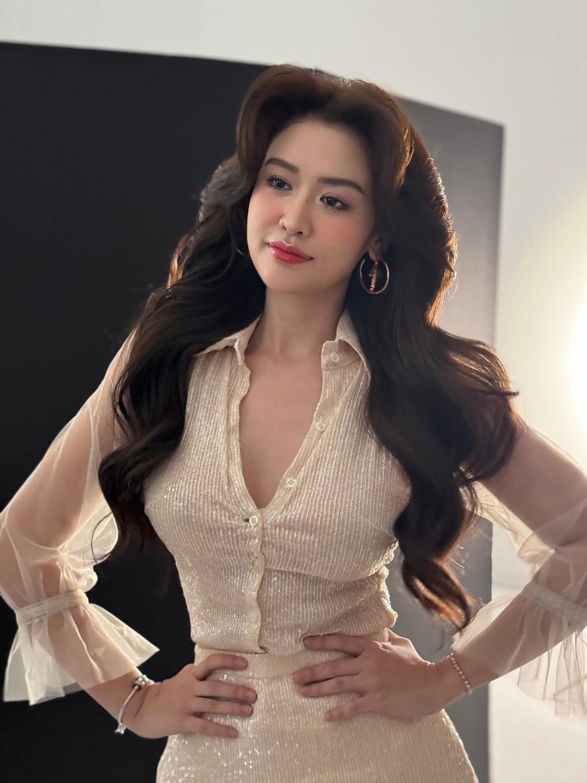 Mỹ nhân đóng chung phim với Huy Khánh thường xuyên đăng tải những bộ ảnh khoe vóc dáng nóng bỏng trên trang cá nhân.