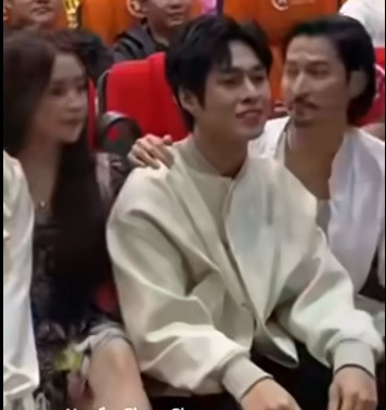 Tuy nhiên, sau những cảnh quay, cả hai bị soi loạt chi tiết thân mật có phần quá đà với những cái "liếc rộm", "đánh yêu", ôm ấp... khiến dân tình càng thêm nghi ngờ Huy Khánh và vợ đã "đường ai nấy đi", mặc cho nam diễn viên sinh năm 1981 gần đây lên tiếng phủ nhận tin đồn hôn nhân rạn nứt. Ảnh: Chum Chum.