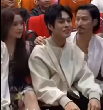 Tuy nhiên, sau những cảnh quay, cả hai bị soi loạt chi tiết thân mật có phần quá đà với những cái "liếc rộm", "đánh yêu", ôm ấp... khiến dân tình càng thêm nghi ngờ Huy Khánh và vợ đã "đường ai nấy đi", mặc cho nam diễn viên sinh năm 1981 gần đây lên tiếng phủ nhận tin đồn hôn nhân rạn nứt. Ảnh: Chum Chum.