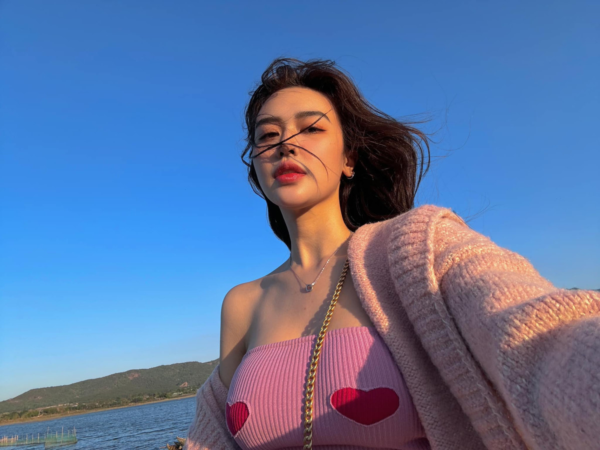 "Con gái" của Huy Khánh trong phim sở hữu nhan sắc và vóc dáng nóng bỏng.