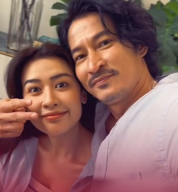 Sắc vóc nóng bỏng của mỹ nhân thân mật bên Huy Khánh Sac voc nong bong cua my nhan than mat ben Huy Khanh