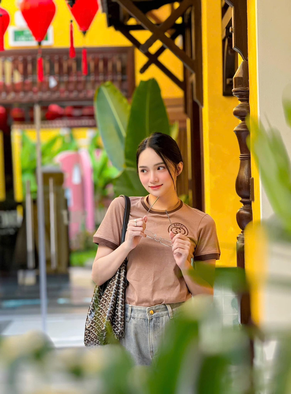 Hoa hậu Hương Giang chụp ảnh ở Hội An. Ảnh: FB Nguyễn Hương Giang