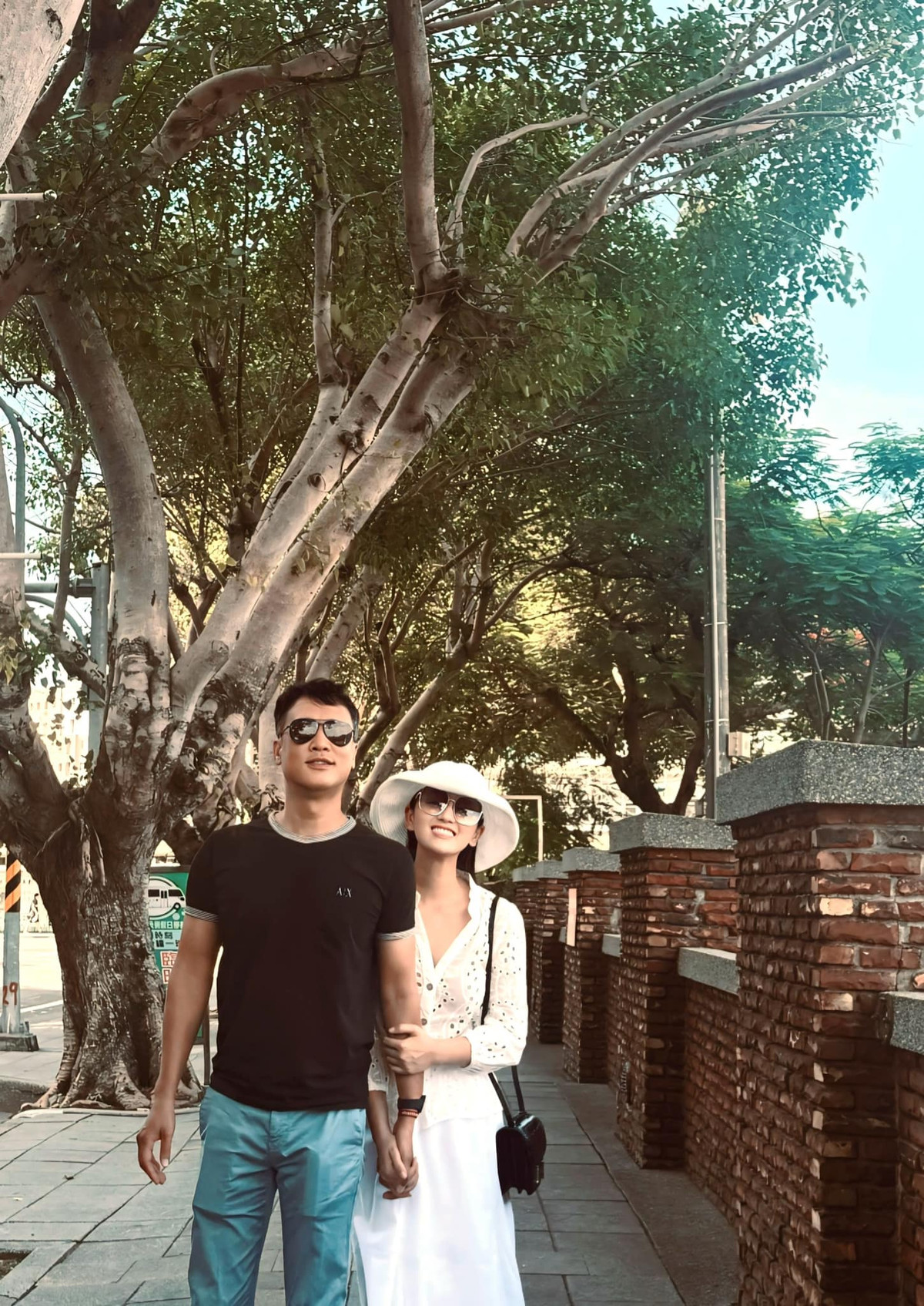 Vợ chồng Lã Thanh Huyền tình tứ trước ống kính của con trai. Ảnh: FB Lã Thanh Huyền