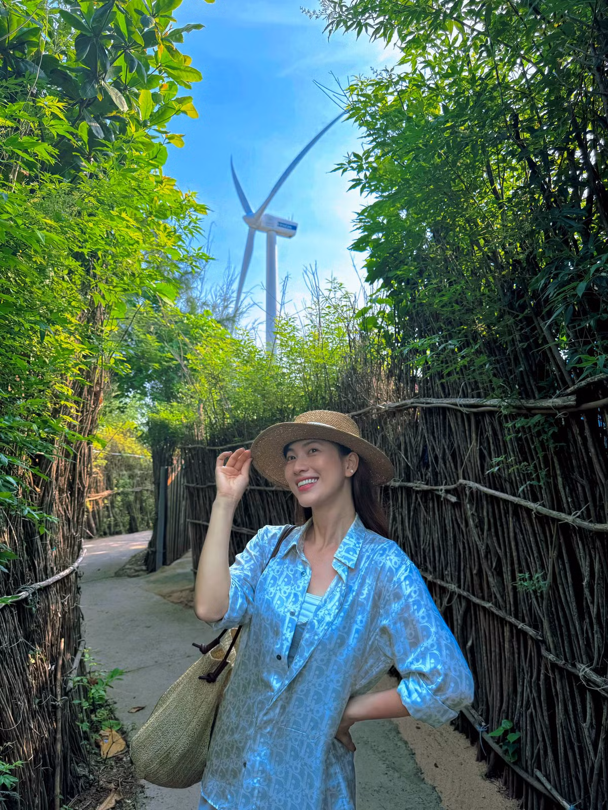 Nhan sắc của cô cũng trở thành chủ đề được bàn tán sôi nổi trên các diễn đàn và mạng xã hội. Ảnh: FB Phương Anh Đào