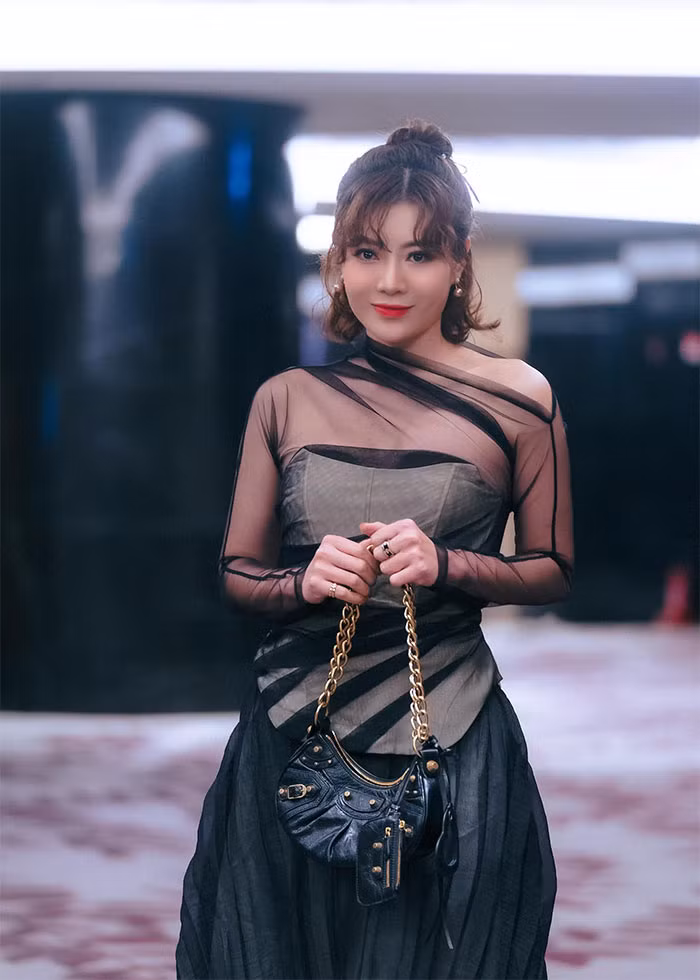 Vậy nên mặc dù tăng cân nhưng Thanh Hương vẫn giữ được thân hình rất săn chắc, thon gọn, vòng nào ra vòng đó.