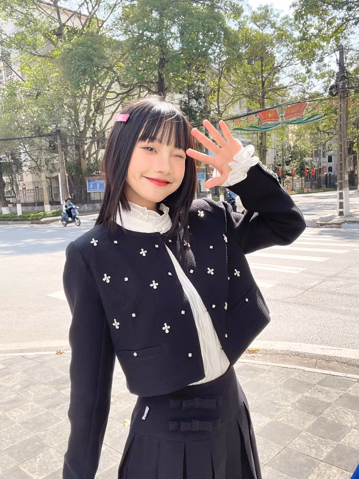 Người đẹp thể hiện phong cách ăn mặc đa dạng và tạo dấu ấn với mái tóc ngắn cá tính.