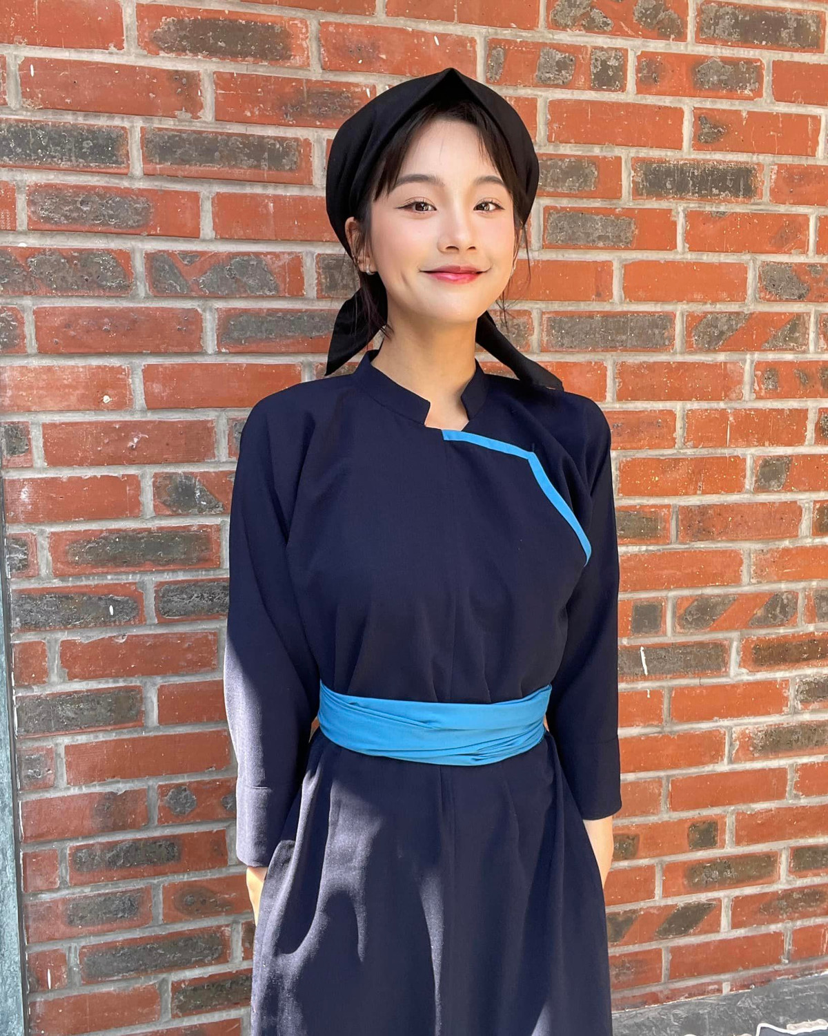 Mỹ nhân 2k2 sở hữu đôi mắt biết cười, đường nét gương mặt thanh tú.