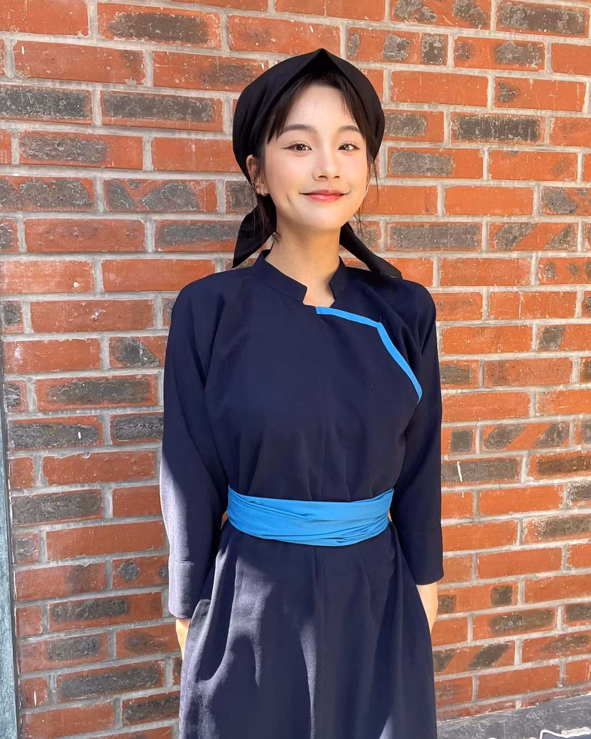 Mỹ nhân 2k2 sở hữu đôi mắt biết cười, đường nét gương mặt thanh tú.