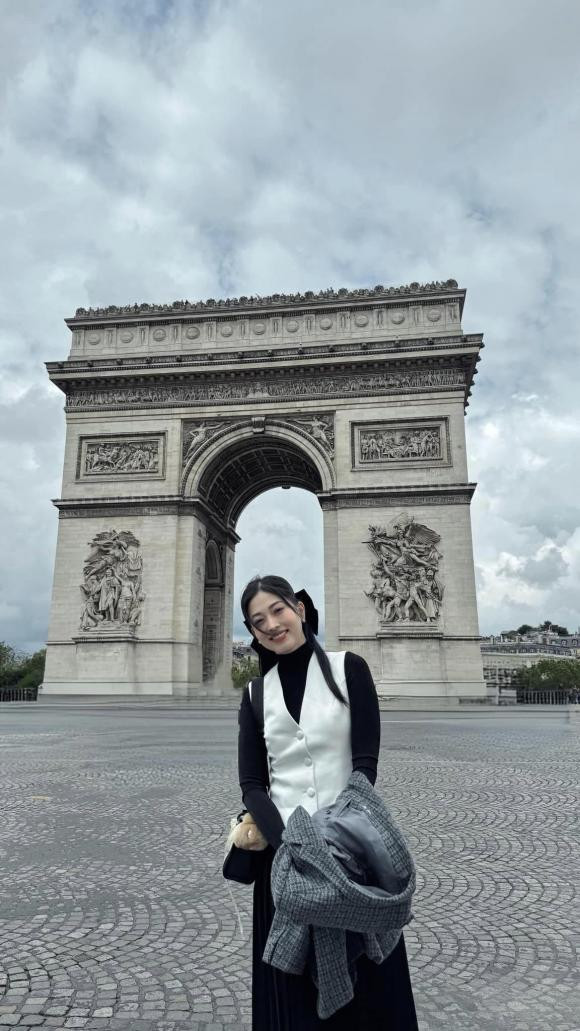 "Cũng phải có mấy tấm sờ sờ, dựa dựa này mới chịu được hay sao á!", Á hậu Phương Nga trở lại Pháp.