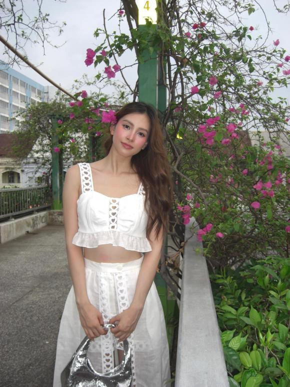 "Nhiều lúc nghĩ cũng tức. Người ta chụp thì hoa cỡ đó mà tới lượt mình toàn đếm hoa", Hoa hậu Tiểu Vy cảm thán chụp ảnh cùng hoa.