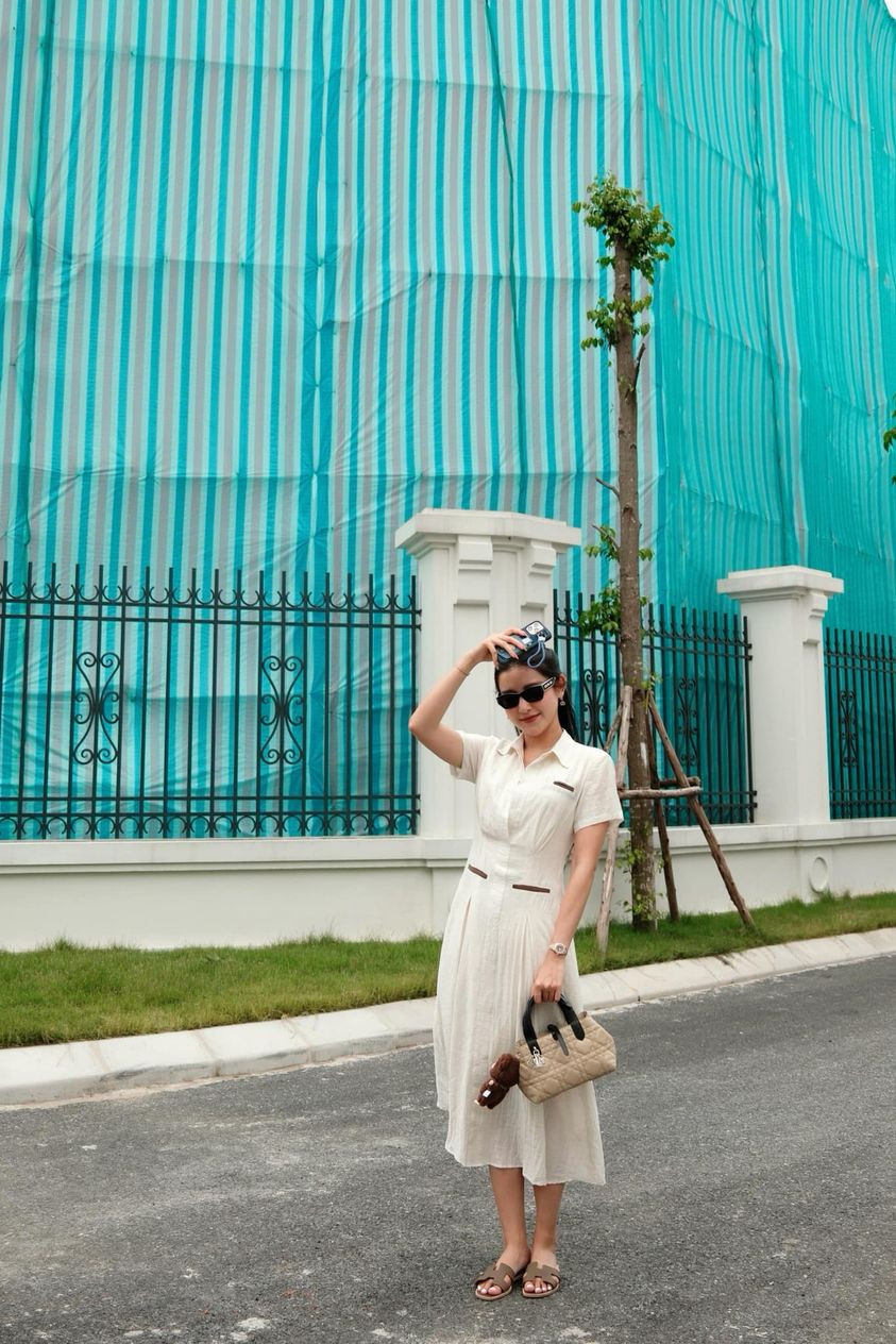 Huyền My thả dáng, cô chia sẻ: "Thả dáng ở “công trường” hông ạ?".