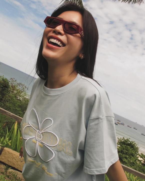 Minh Tú cười tươi hớn hở "Xin chào mùa hè!".