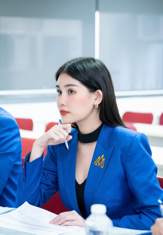 Lê Âu Ngân Anh trông chững chạc từ khi trở thành giảng viên trẻ nhất của một trường đại học. Ảnh: FBNV