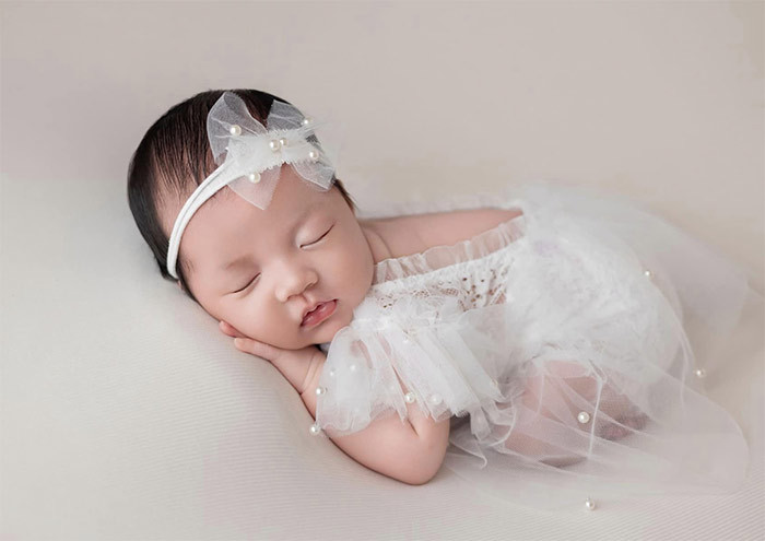 Tối 4/10, trên trang cá nhân, Hoa hậu Đặng Thu Thảo khoe loạt ảnh con gái thứ 3 mới sinh. (Ảnh: FB Đặng Thu Thảo)