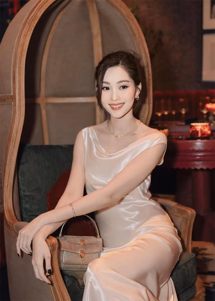 Vài tháng trước, khi xuất hiện tại một sự kiện, Đặng Thu Thảo đã bị nghi đang mang thai vì vòng hai của cô to hơn bình thường. (Ảnh: FB Đặng Thu Thảo)