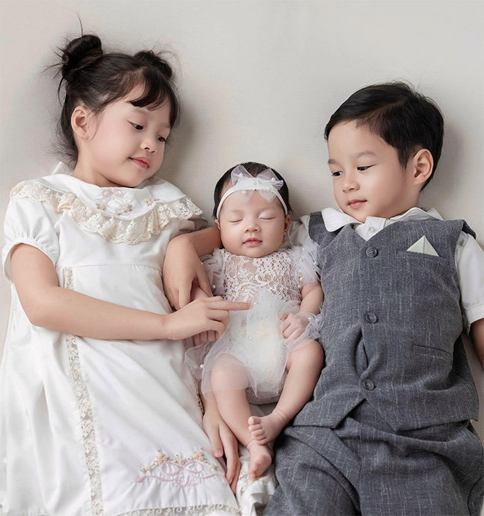 Người đẹp sinh năm 1991 cũng đồng thời khoe cả con gái lớn và con trai. Cả hai đều rất xinh xắn, khôi ngô. (Ảnh: FB Đặng Thu Thảo)