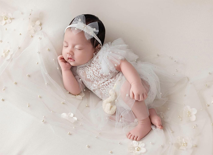 Cách đây 2 tháng, thông tin Hoa hậu Đặng Thu Thảo sinh con thứ 3 được lan truyền nhưng cô không đưa ra phản hồi nào. Bộ ảnh em bé mới sinh của Hoa hậu Việt Nam 2012 nhận được nhiều lời khen và chúc mừng của bạn bè và người hâm mộ. (Ảnh: FB Đặng Thu Thảo)